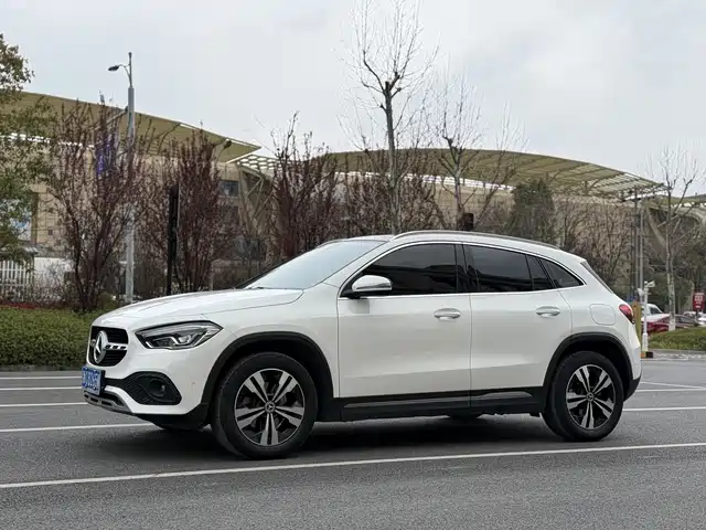MERCEDES-BENZ GLA