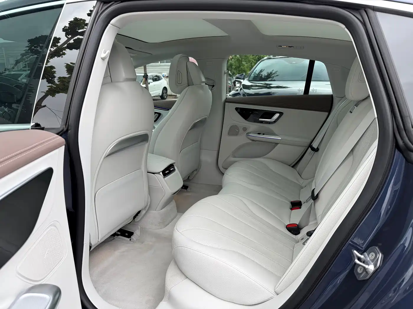Mercedes-Benz EQE 2022 350 Luxury Edition фото 6