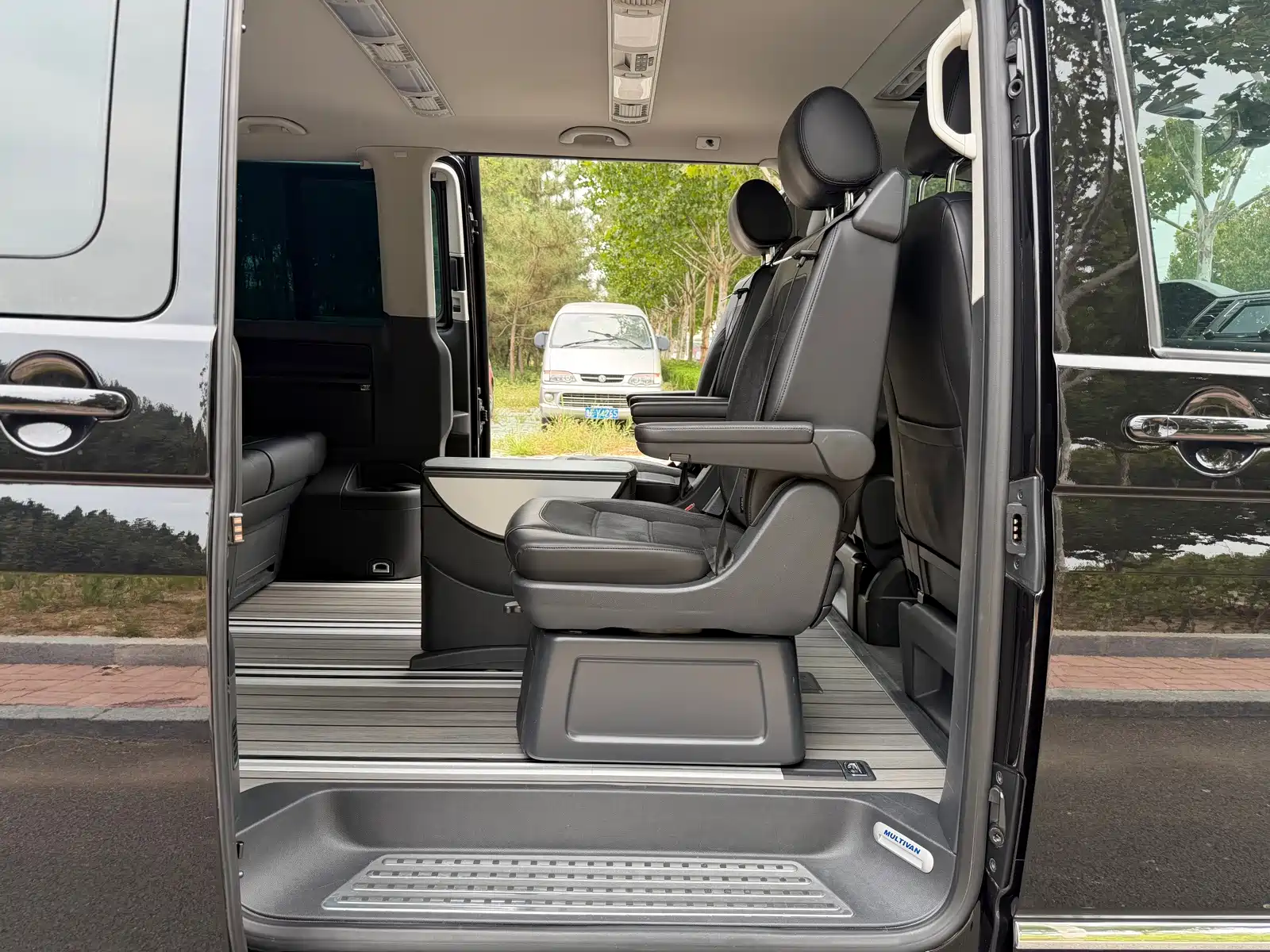 Photo 22 - Volkswagen Multivan