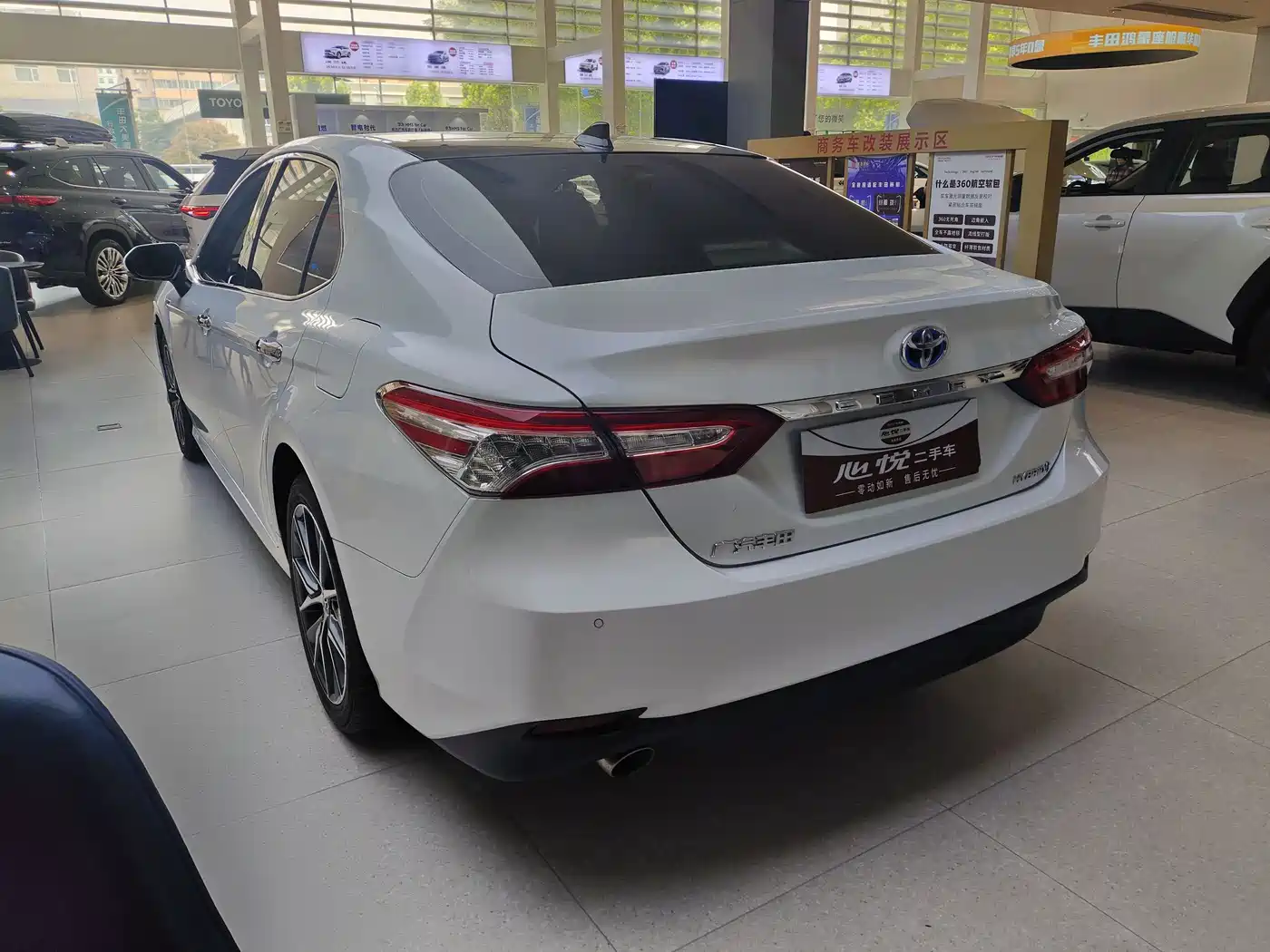 Toyota Camry 2021 Hybrid 2.5HG Luxury Edition фото 15