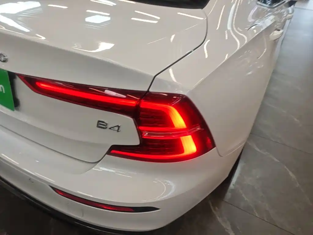 Фото 8 - Volvo S60