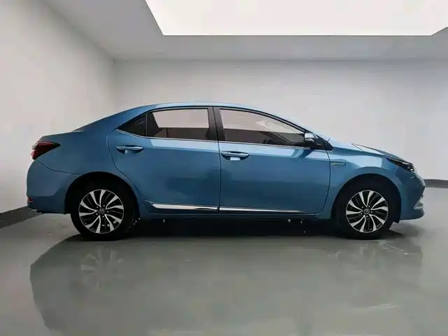 Toyota Corolla 2016 Dual Hybrid 1.8L E-CVT Elite Edition фото 14