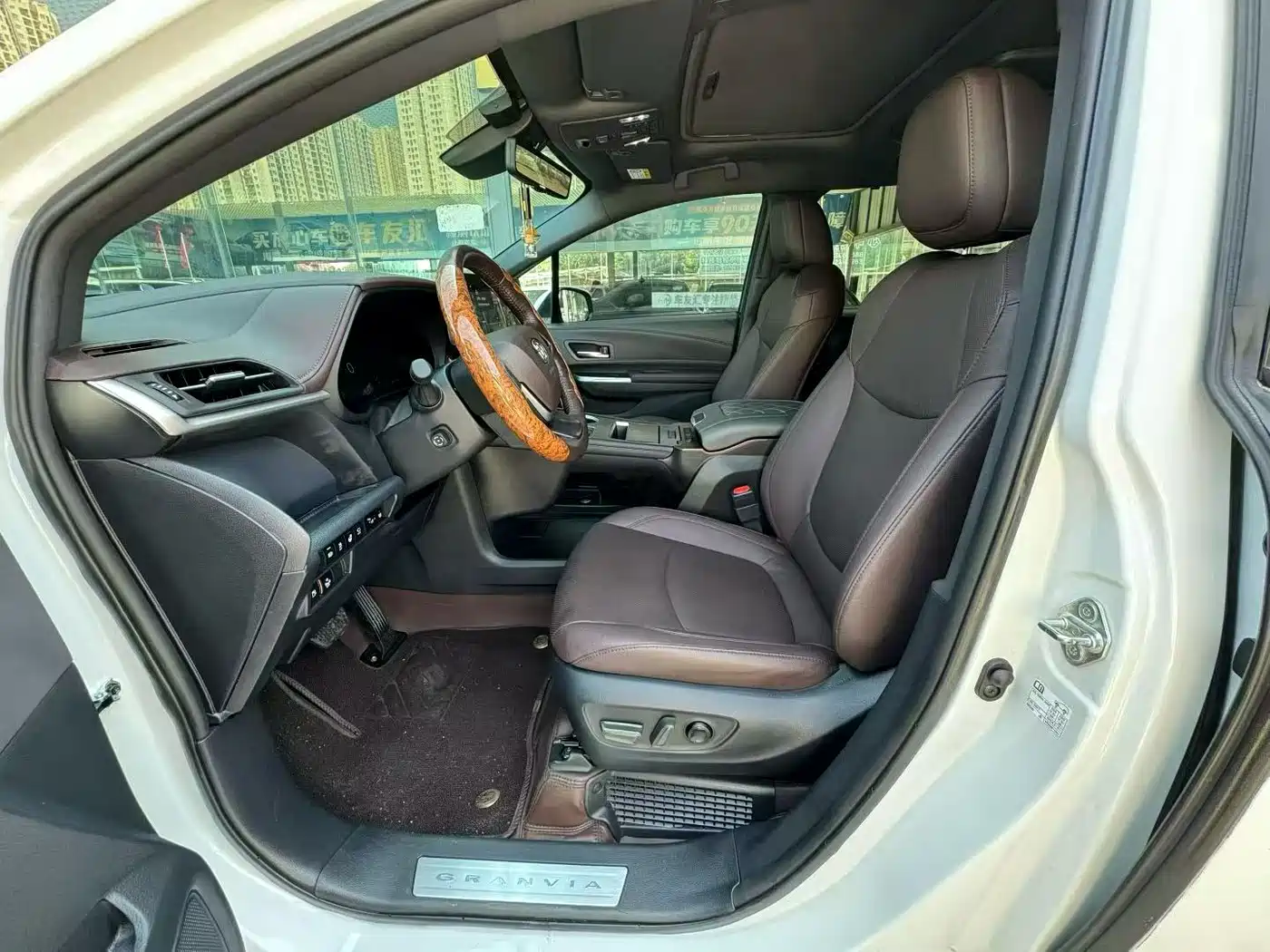 Фото 4 - Toyota Granvia