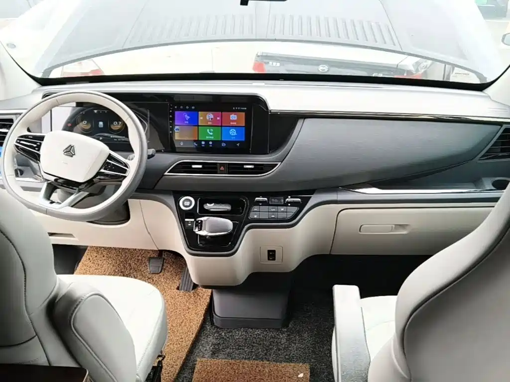 Sinotruk Xianfeng V 2025 2025 Multi-function PRO 2.0T Auto Short Wheelbase Low Roof