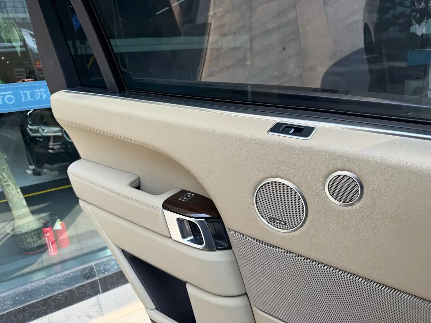 Photo 11 - Land Rover Range Rover