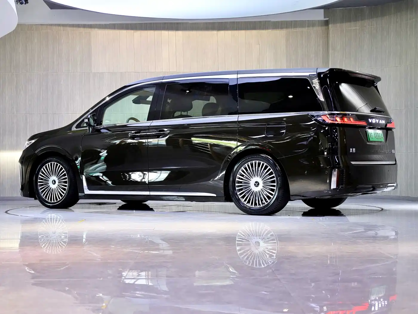 Voyah Auto Voyah Dreamer 2025 PHEV AWD Flagship Kunpeng Edition фото 4