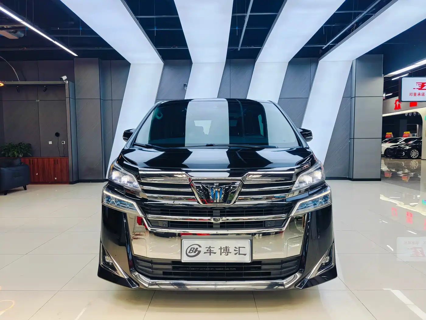 Toyota Vellfire 2020 Twin Engine 2.5L HV Luxury Edition фото 2