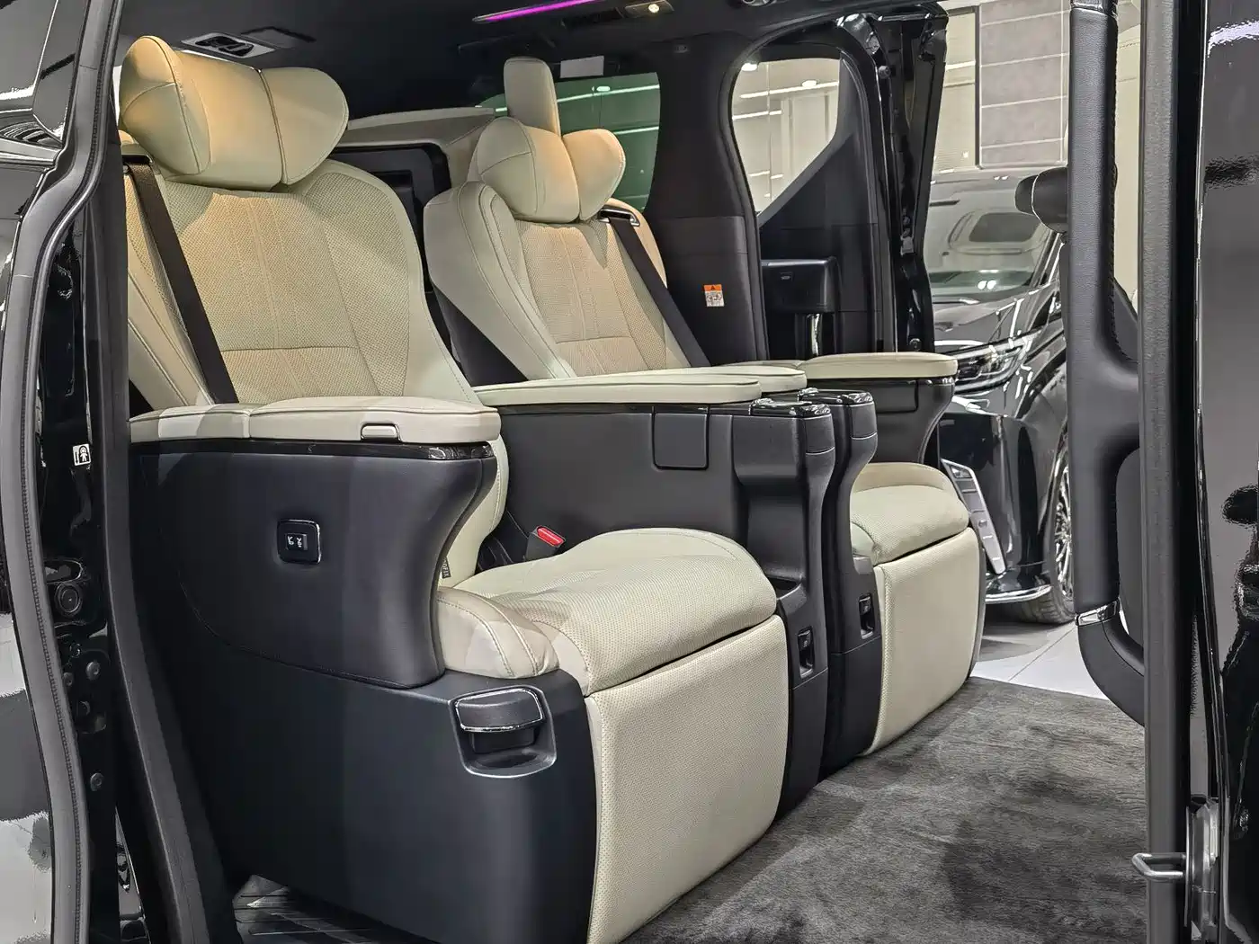 Lexus LM 2020 300h Seven-Seater Elegance Edition фото 11