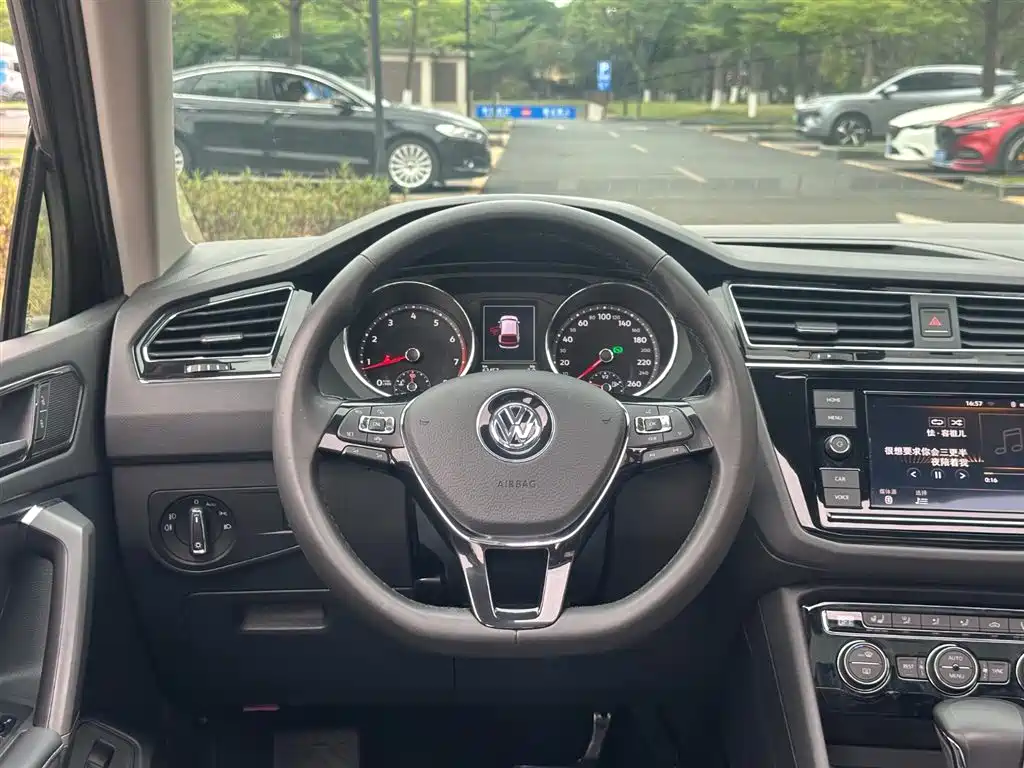 Volkswagen Tiguan L 2019 330TSI Automatic 2WD Smart Luxury Edition China VI фото 7