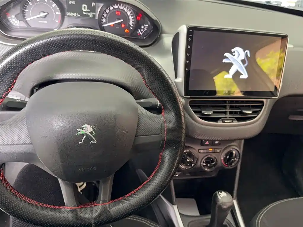Peugeot 2008 2014 1.6L Automatic Trend Edition фото 5