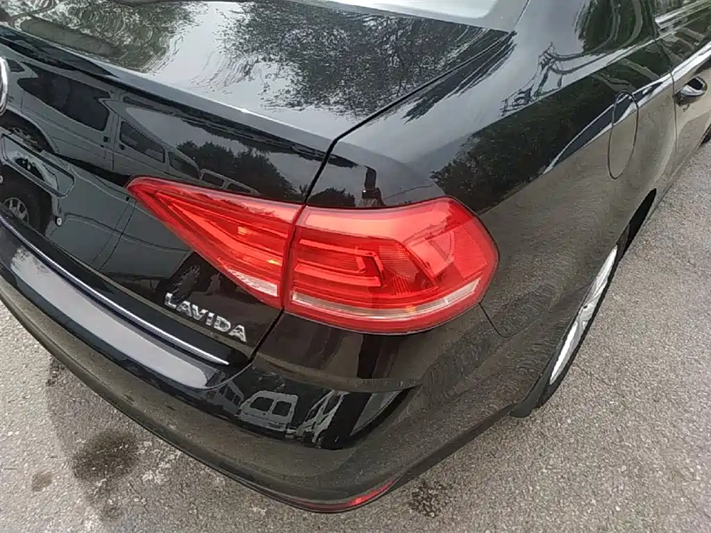 Volkswagen Lavida 2015 1.6L Automatic Comfort Edition фото 8