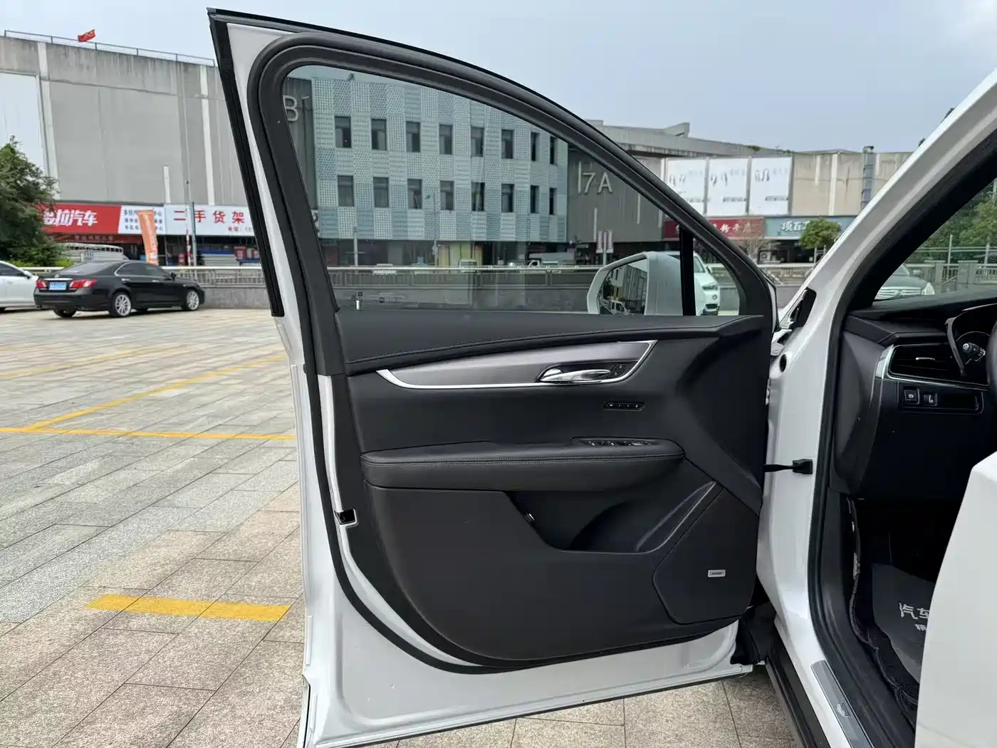 Photo 10 - Cadillac XT6