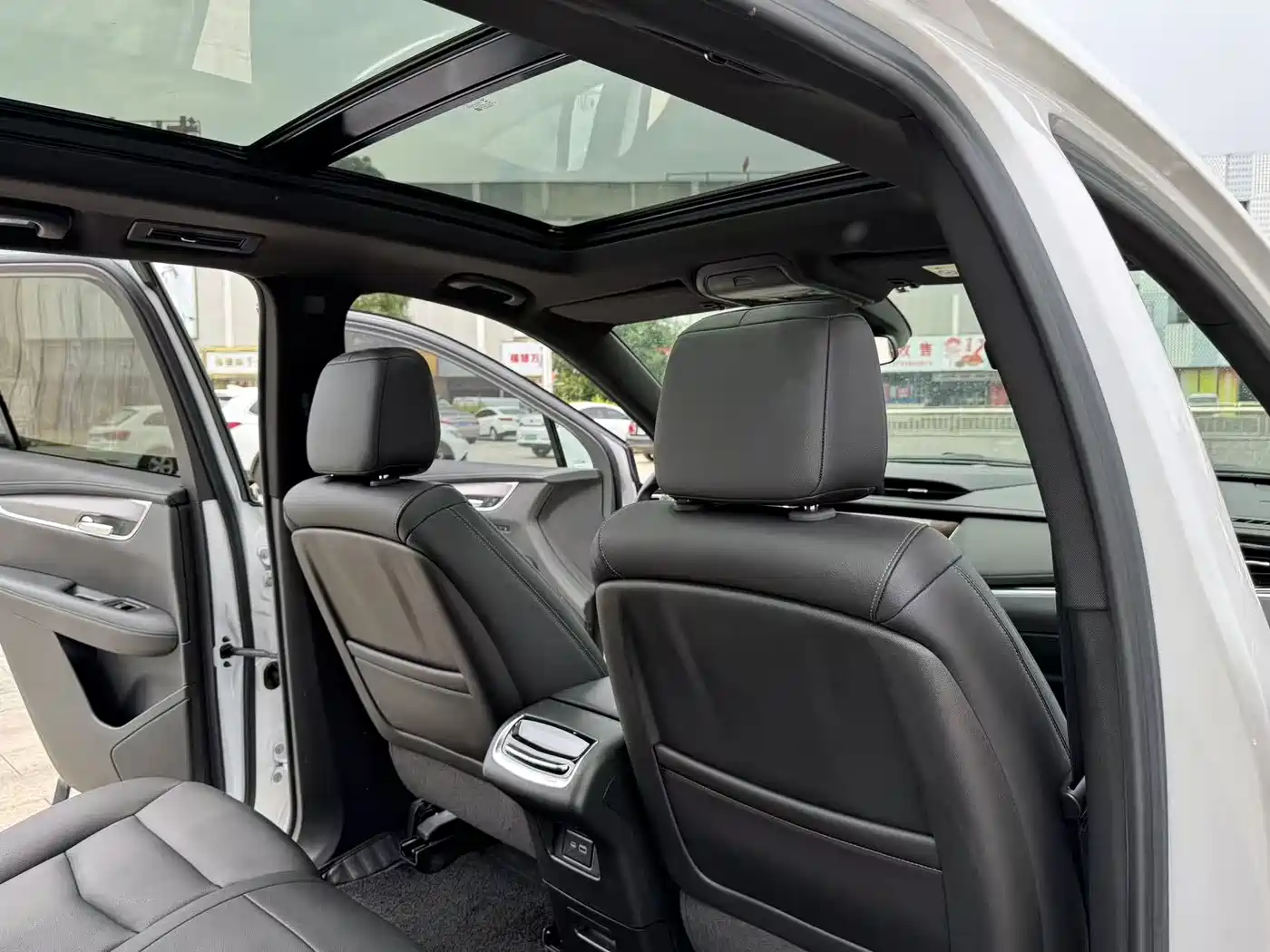 Photo 22 - Cadillac XT6