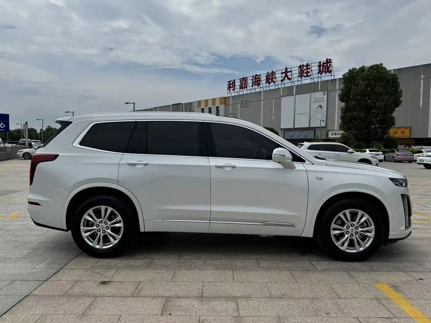 Photo 8 - Cadillac XT6