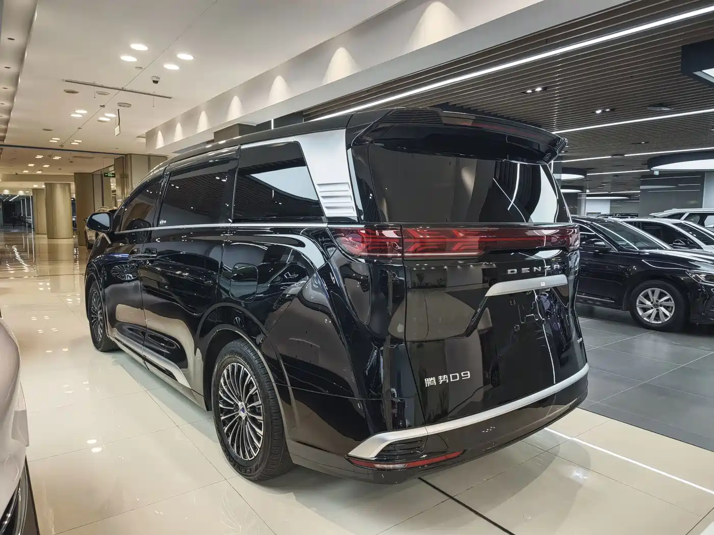 Denza D9 2025 2024 DM-i 980 AWD Prestige