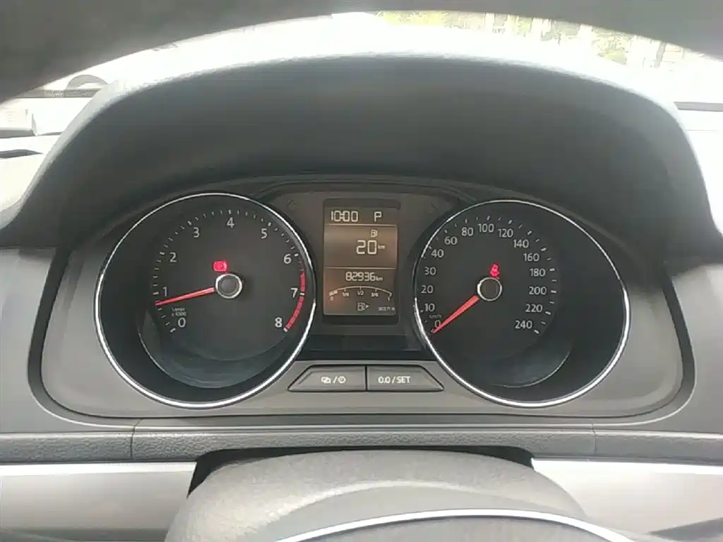 Volkswagen Lavida 2015 1.6L Automatic Comfort Edition фото 12