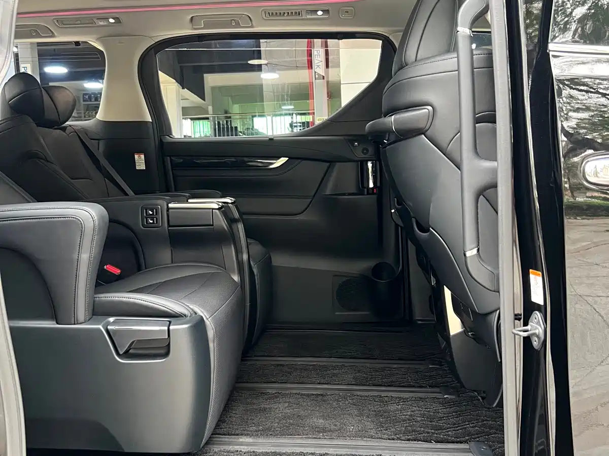 Toyota Vellfire фото 15