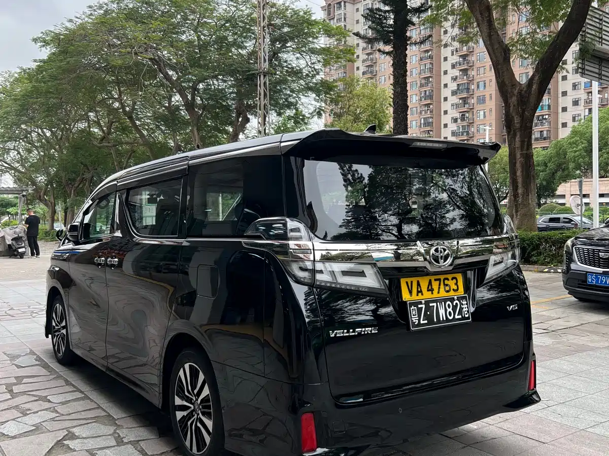 Toyota Vellfire фото 5