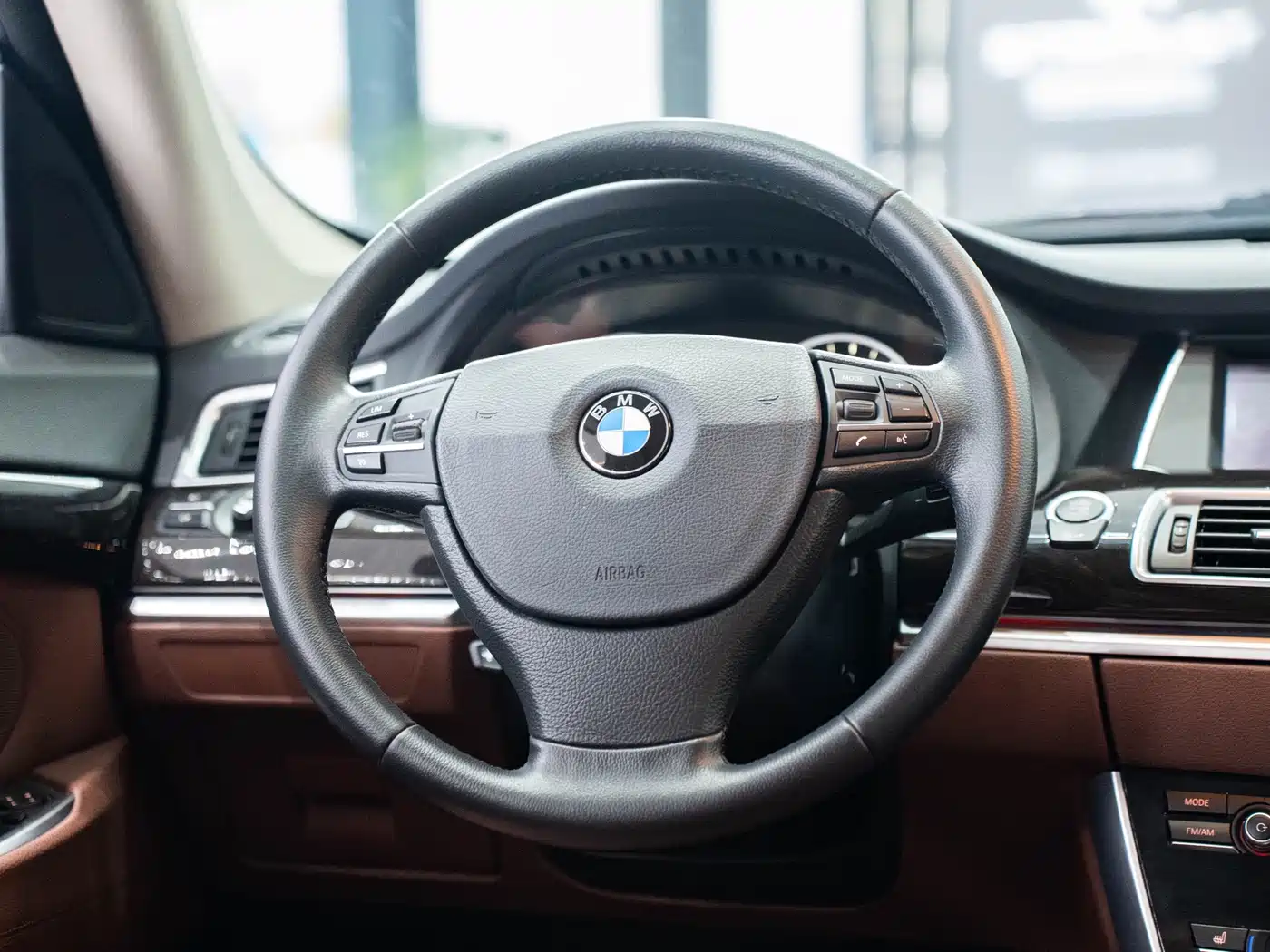 BMW 5 Series GT 2014 528i Leading фото 14
