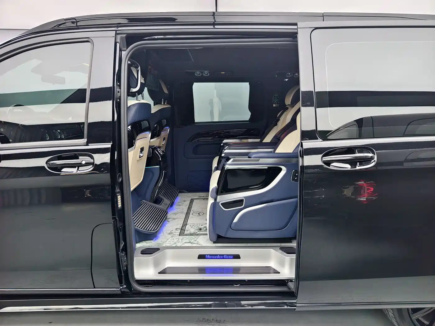 Mercedes-Benz Vito 2023 2.0T Business 7-Seater фото 8
