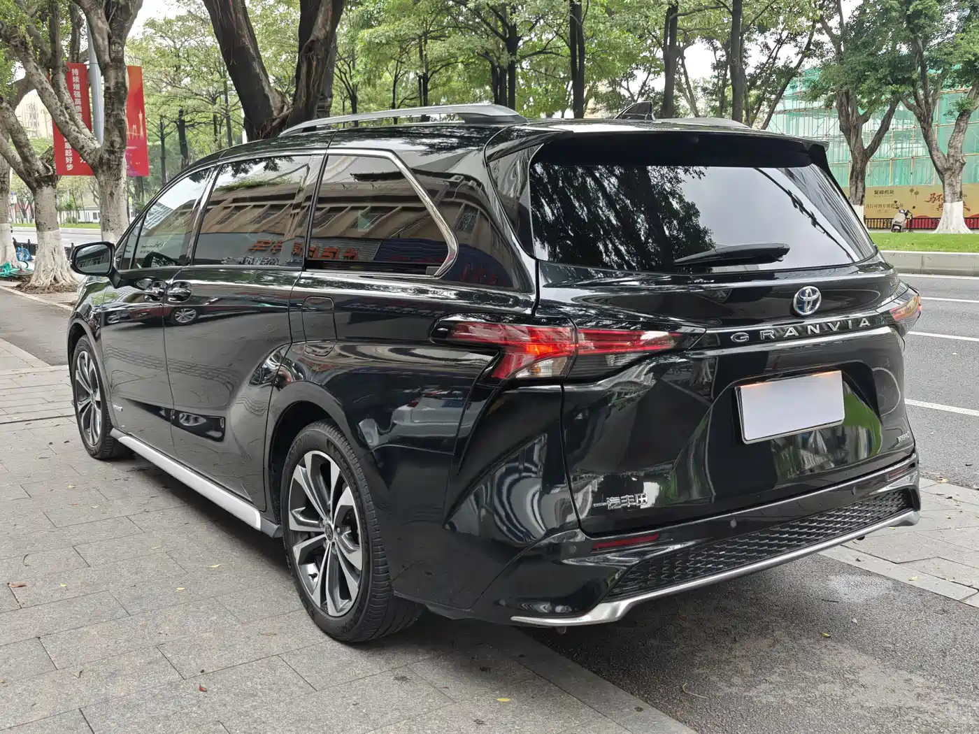 Toyota Granvia 2023 2.5L Hybrid Prestige PLUS Edition фото 16
