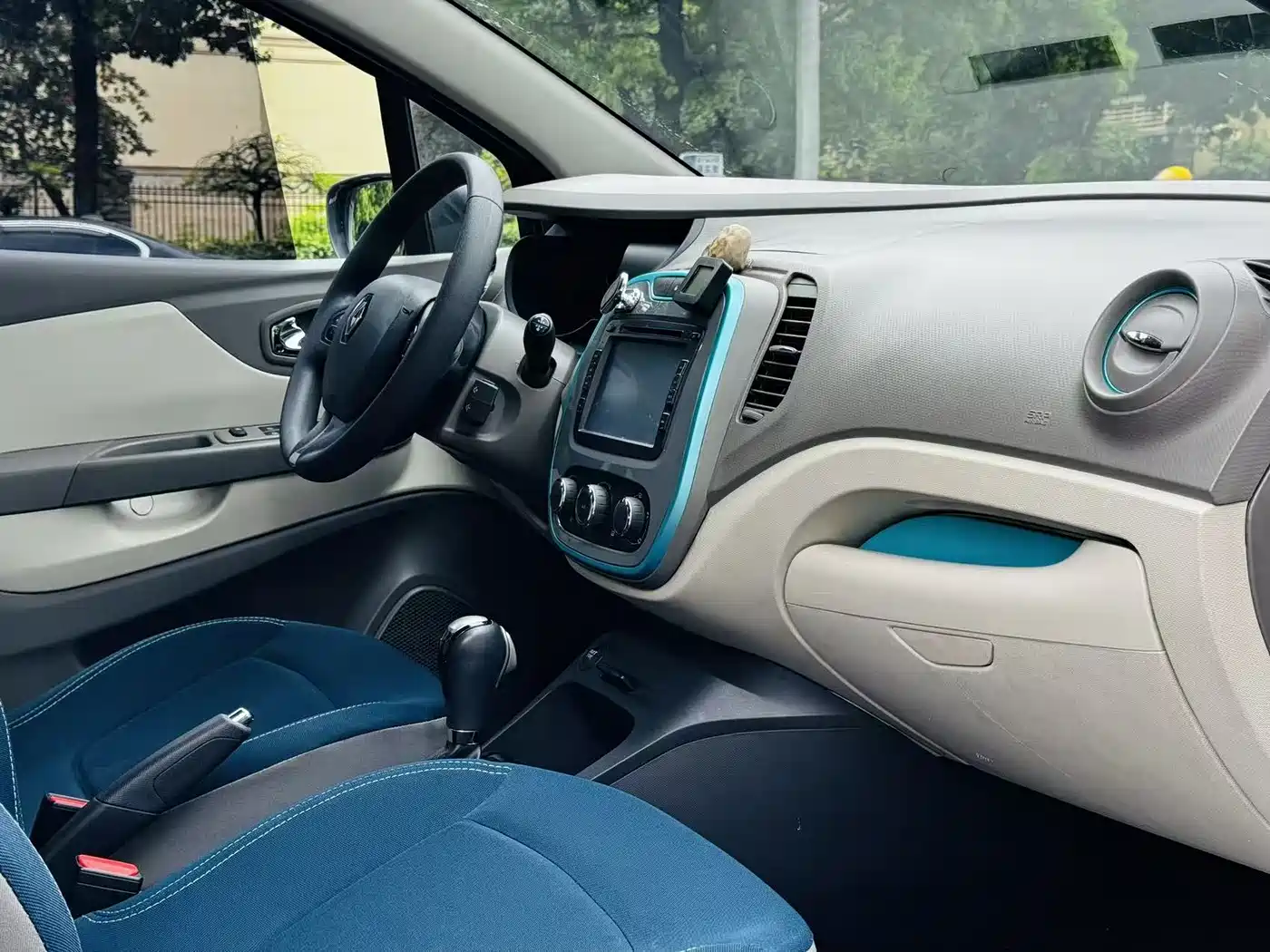 Renault Captur 2016 2015 Model 1.2T Automatic Standard Edition