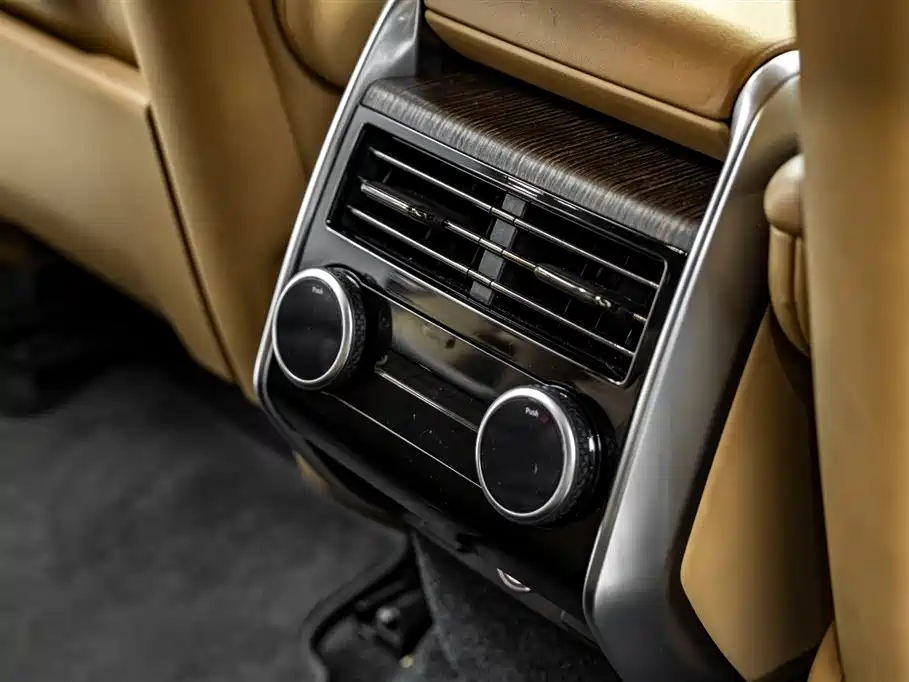 Land Rover Range Rover 2023 3.0 L6 360PS Golden Age Edition фото 18