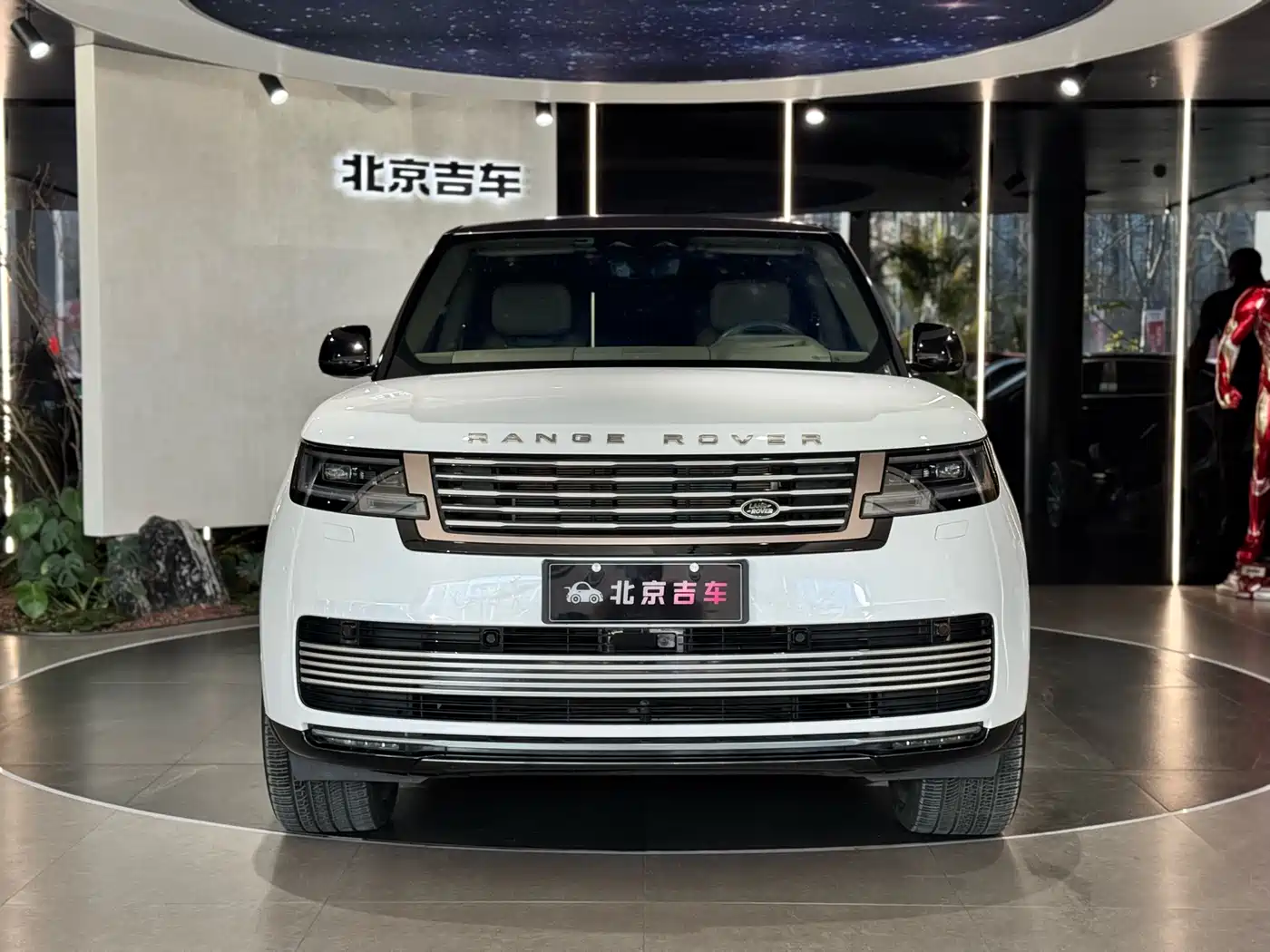 Land Rover Range Rover 2024 3.0 L6 400PS SV Prestige Genesis Extended 4-Seater фото 2