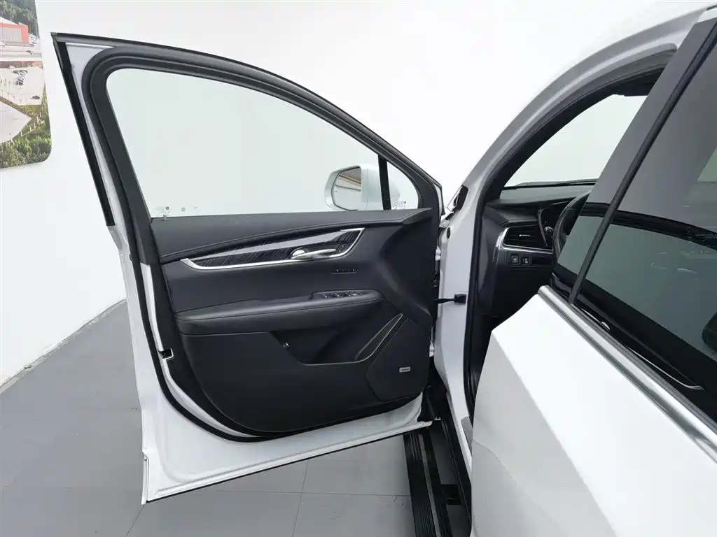 CADILLAC XT6