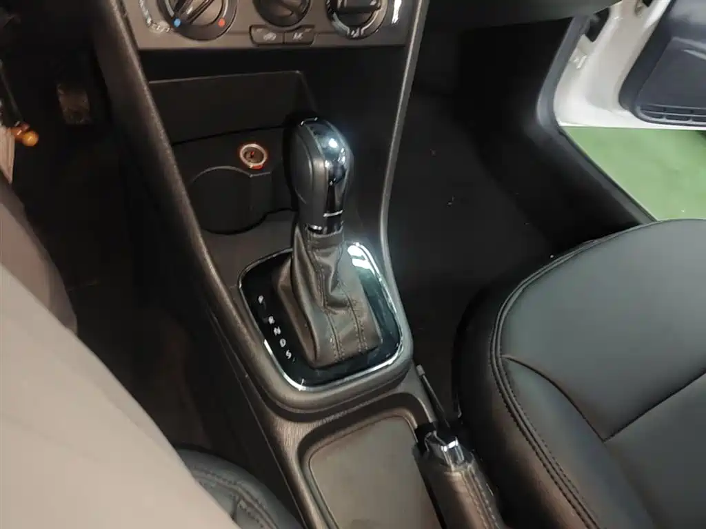 Volkswagen Polo 2016 1.6L Automatic Comfort фото 14