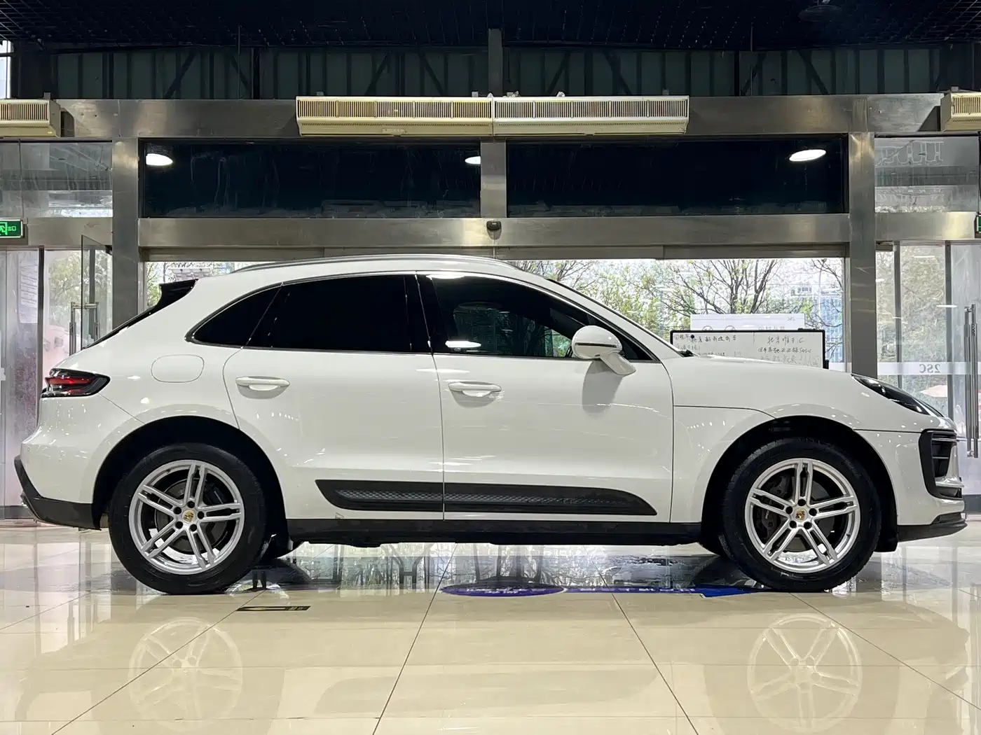 PORSCHE MACAN