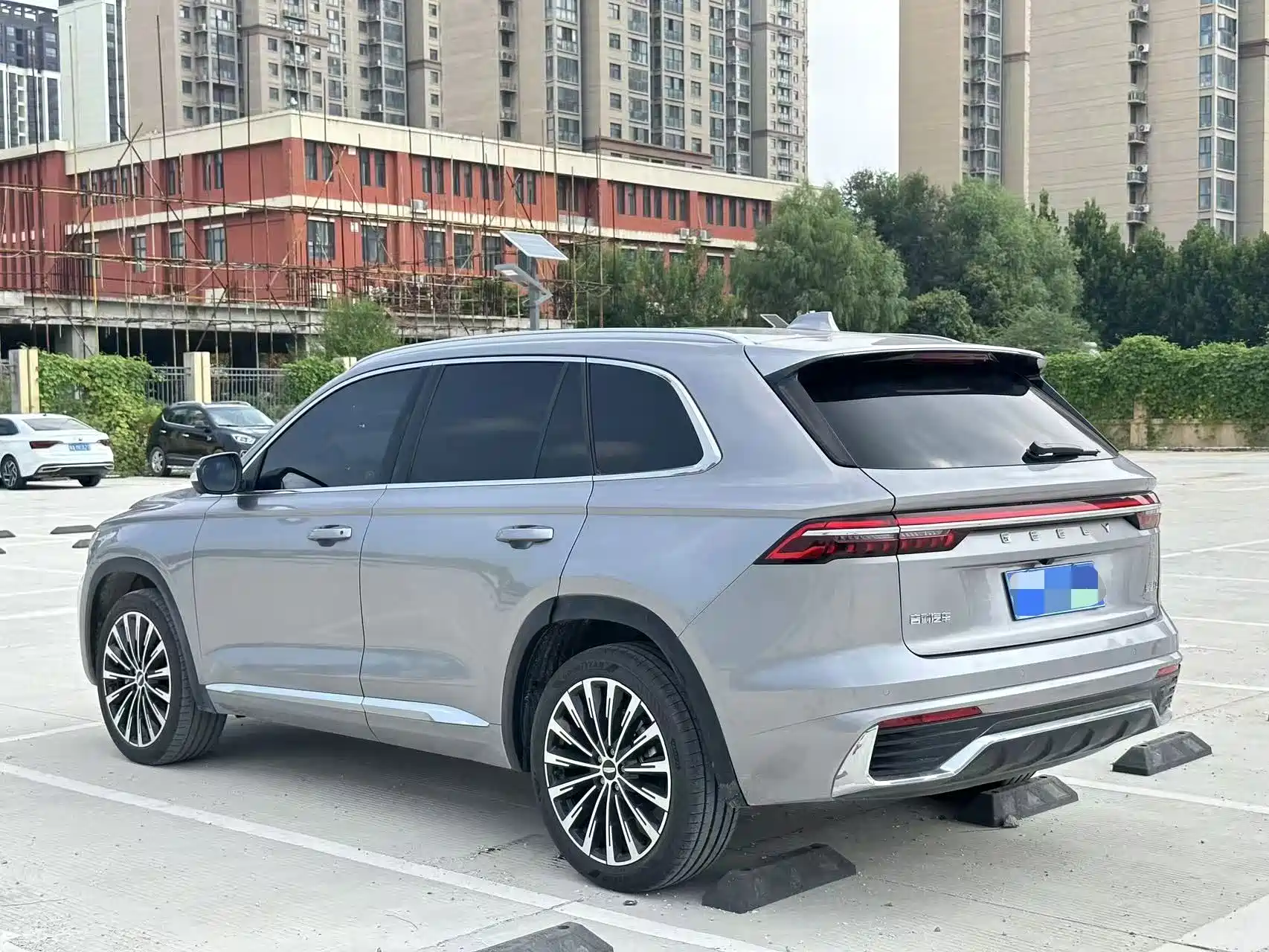 Фото 9 - Geely Monjaro