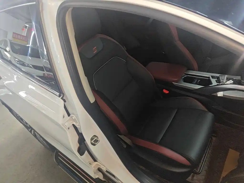 Фото 25 - Geely Coolray