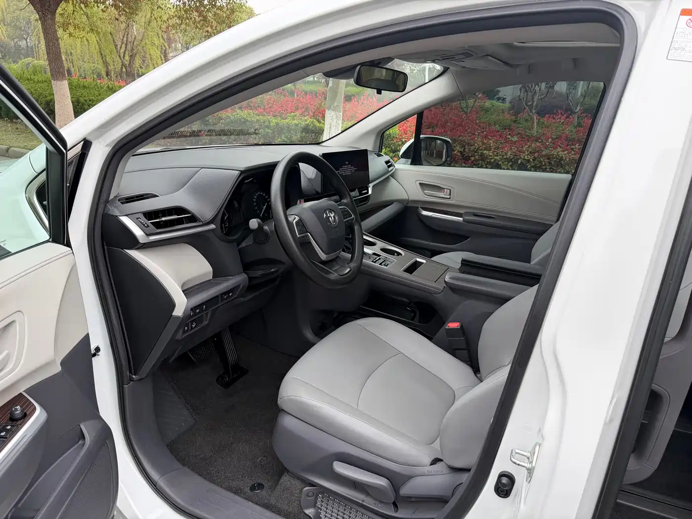 Toyota Granvia 2024 2.5L Hybrid Comfort фото 6