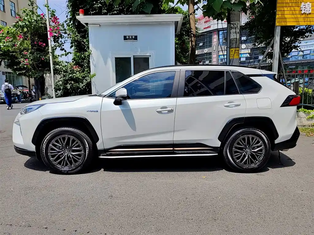 Toyota Wildlander 2024 Hybrid 2.5L E-CVT FWD Luxury PLUS Edition фото 3