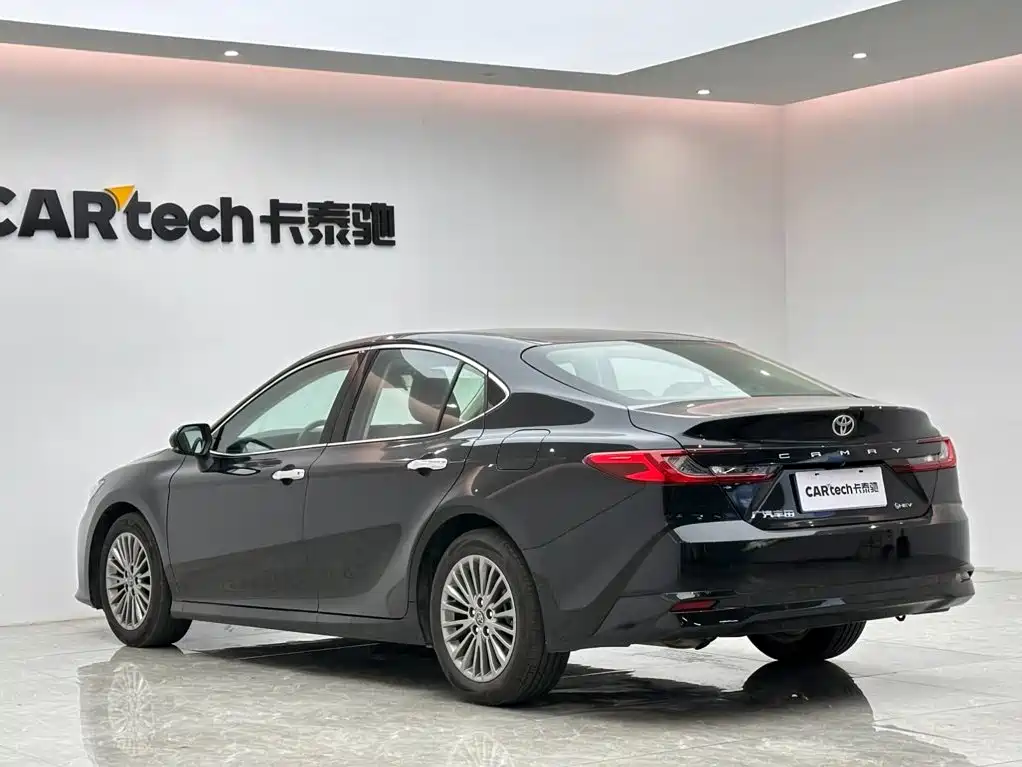 Фото 3 - Toyota Camry