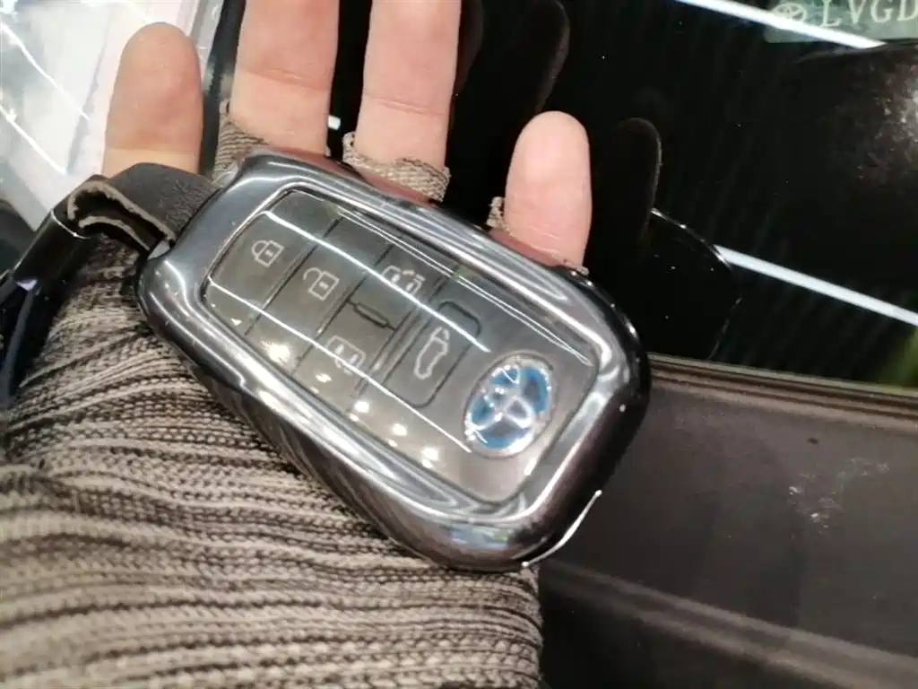 Toyota Sienna 2023 2.5L Hybrid Premium Edition фото 9