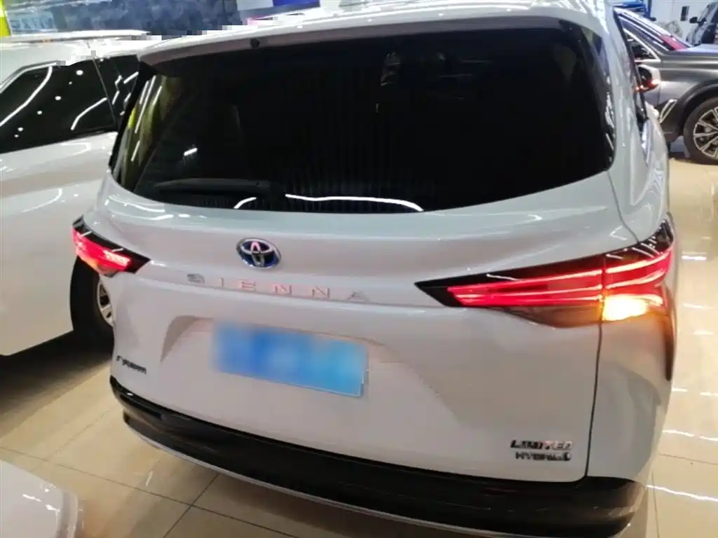 Toyota Sienna 2023 2.5L Hybrid Premium Edition фото 6