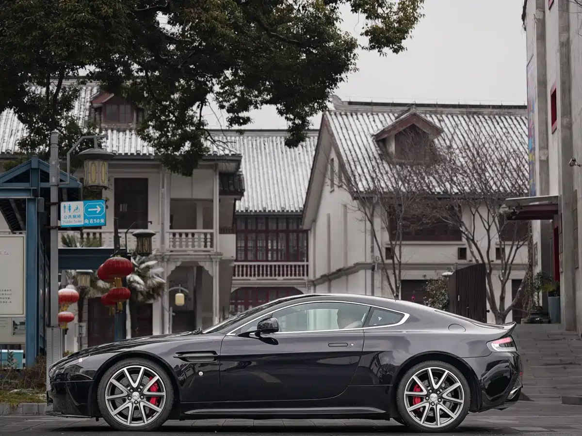 Aston Martin V8 Vantage 2012 4.7L S Coupe фото 3