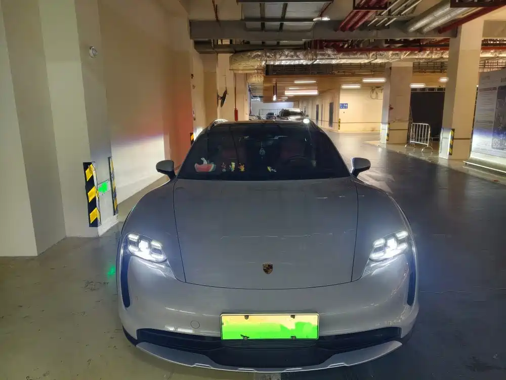 Фото 9 - Porsche Taycan