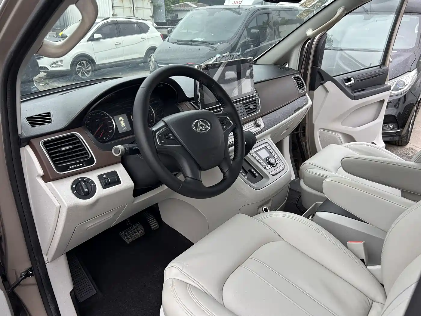 SAIC Maxus Maxus G10 2016 2.0T Automatic Luxury Executive Edition фото 8