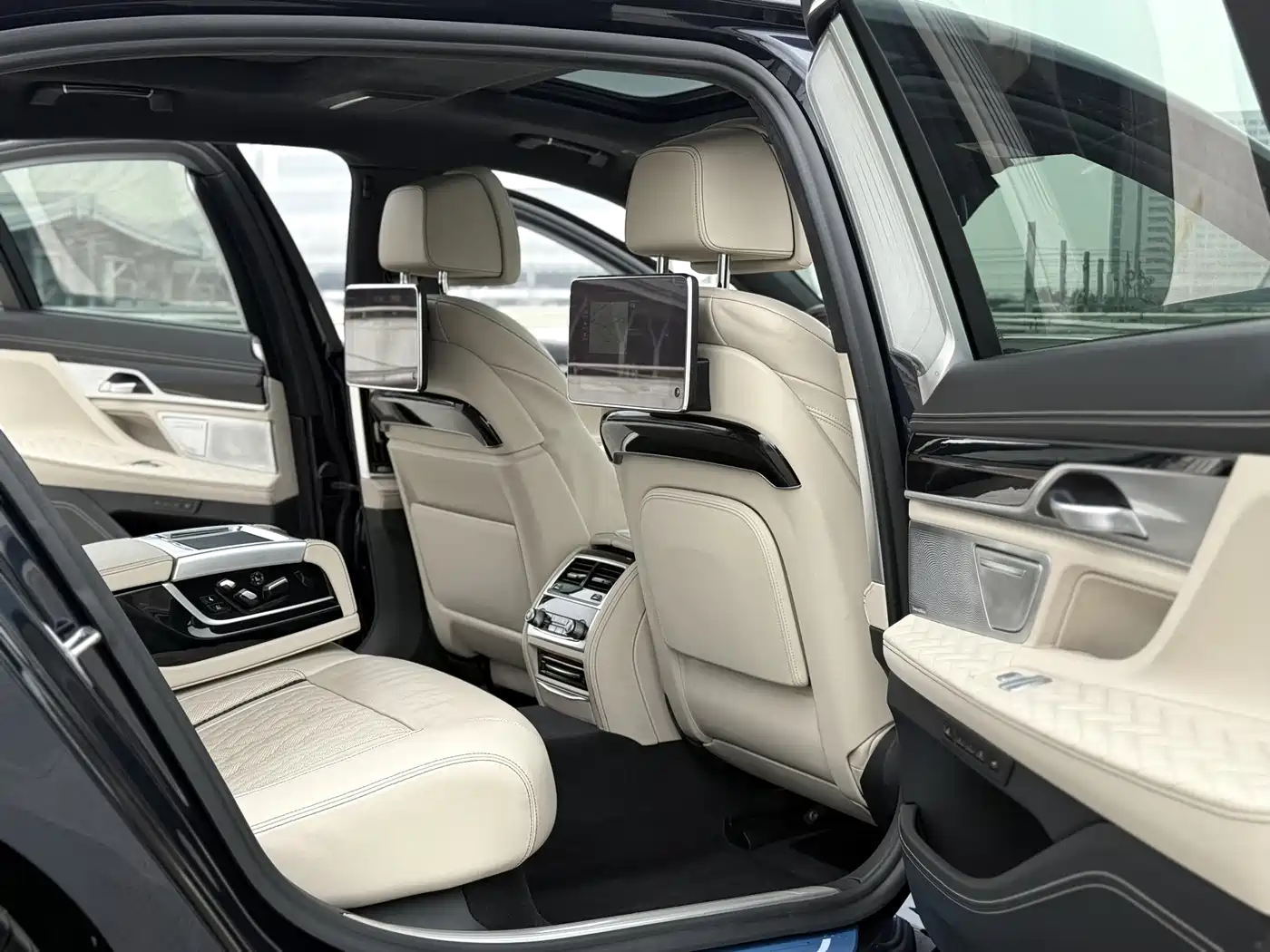 BMW 7 Series 2019 Facelift 740Li xDrive Executive Luxury Package фото 8