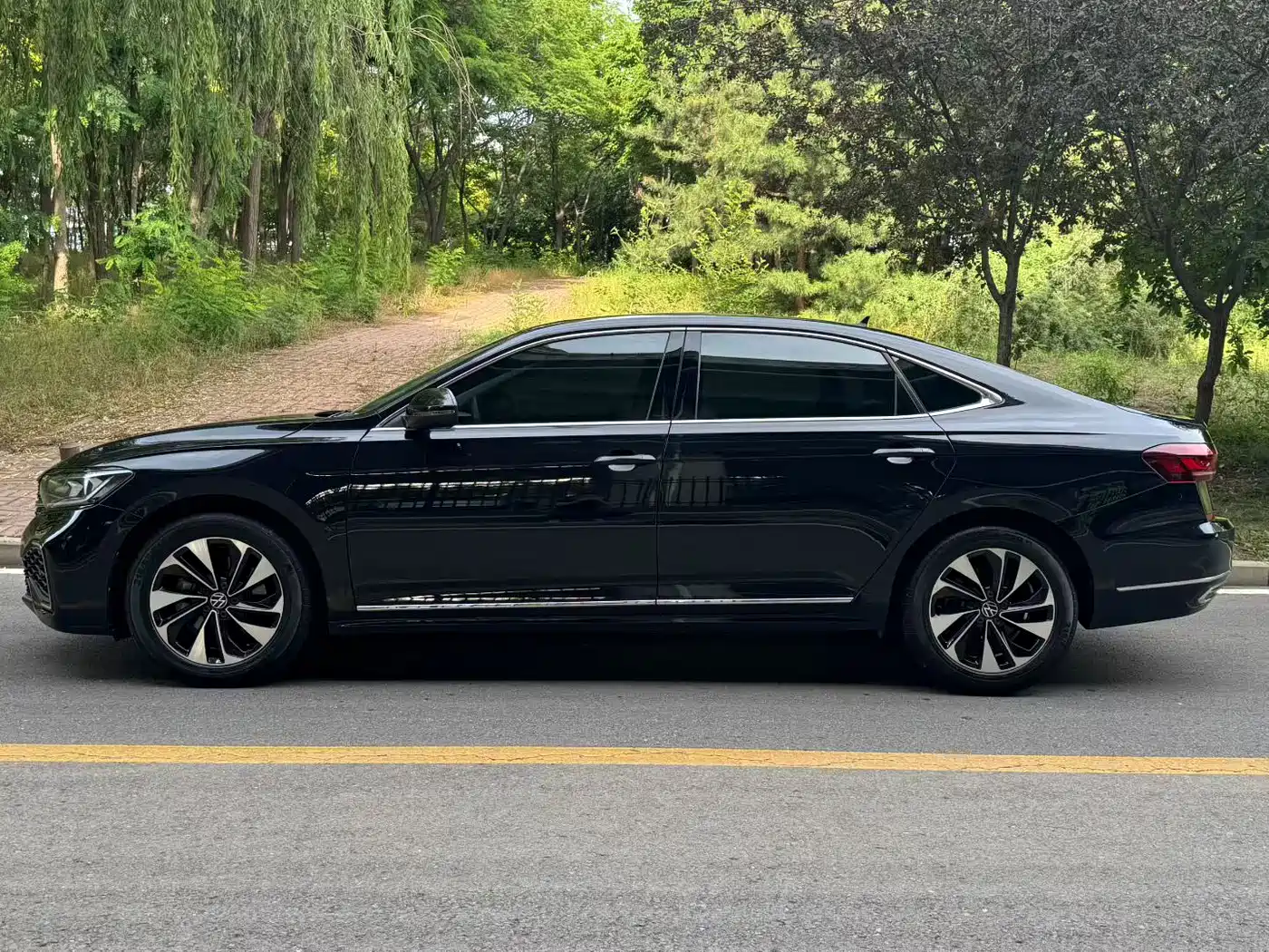 Volkswagen Passat 2022 330TSI Starlight Elite Edition фото 3