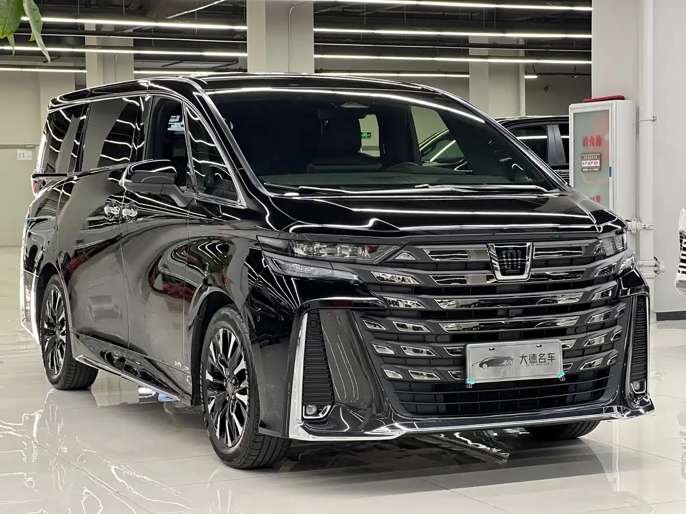 Toyota Vellfire 2024 Crown Hybrid 2.5L Executive Premium Edition фото 3