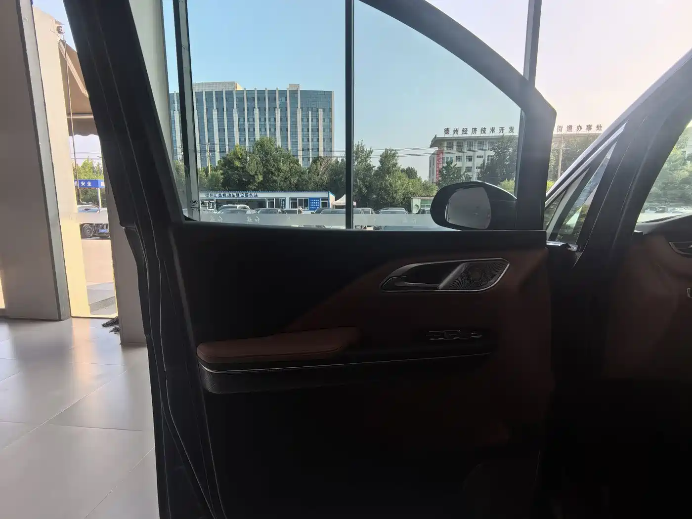 Фото 8 - Hongqi HQ9