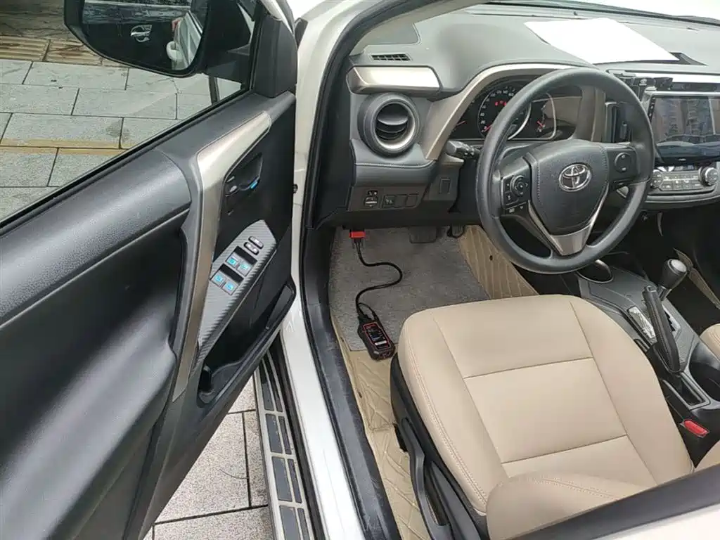 Toyota RAV4 Rongfang 2015 2.0L CVT 2WD Trend Edition фото 16