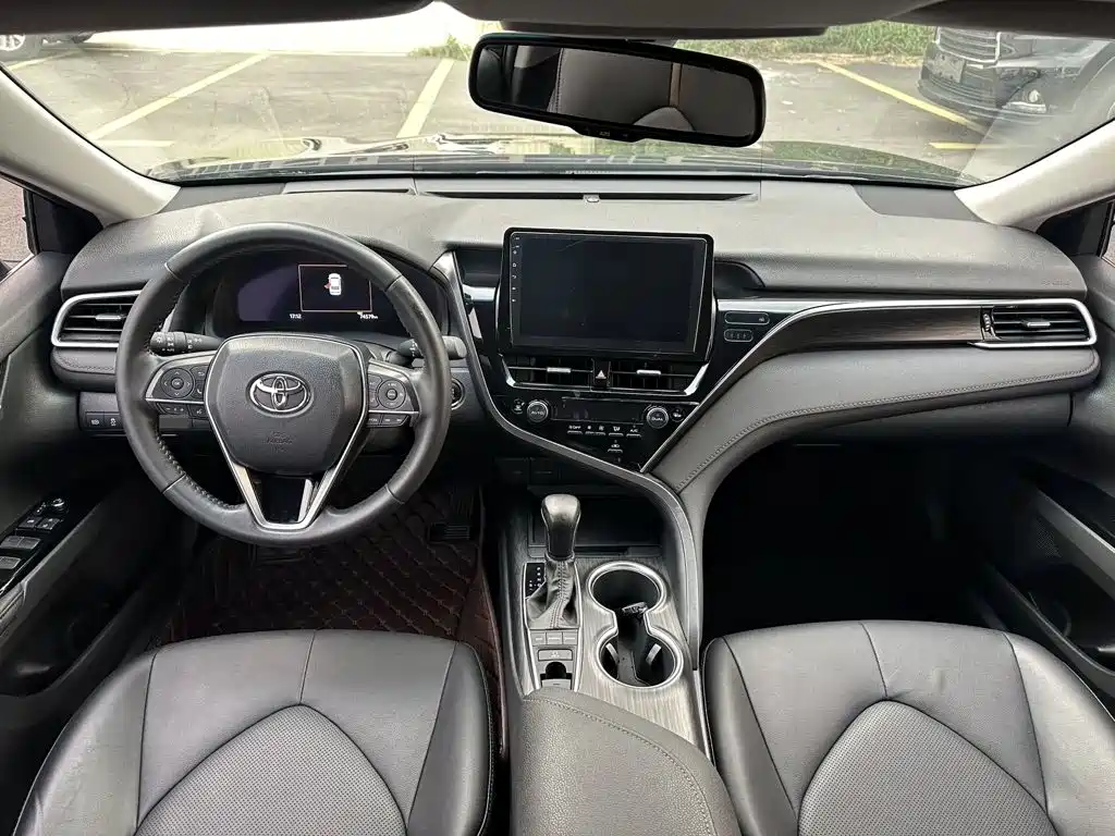 Фото 8 - Toyota Camry