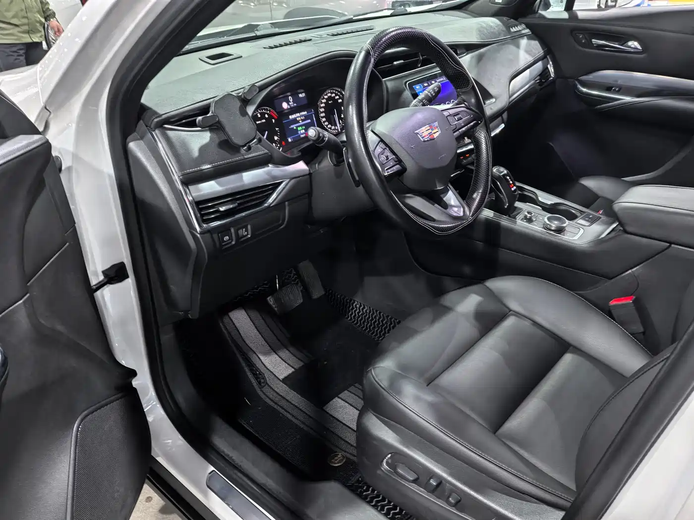 Cadillac XT4 2018 Model 28T 4WD Leading фото 9