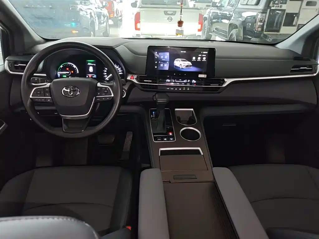 Toyota Granvia 2026 Model 2.5L Hybrid Luxury Edition фото 10