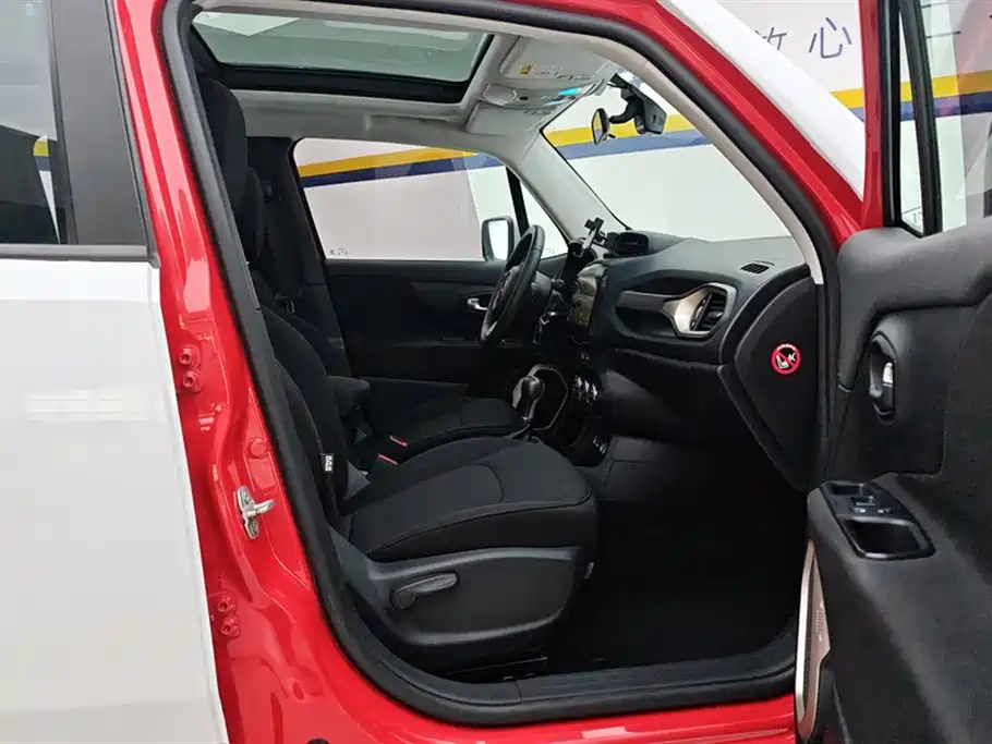 Photo 8 - Jeep Renegade